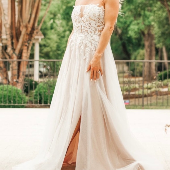 Wedding Dress - Picture 1 of 4